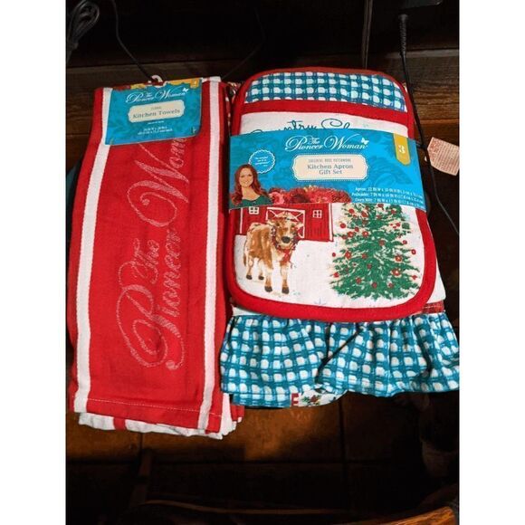 🆕Pioneer Woman Christmas Rose Patchwork Kitchen Apron Gift Set & 4 Pc Towel - Picture 1 of 7